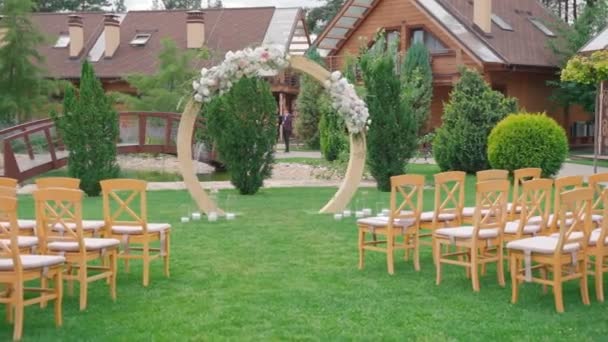 Gyönyörű zöld hely a külső esküvő szertartás — Stock videók