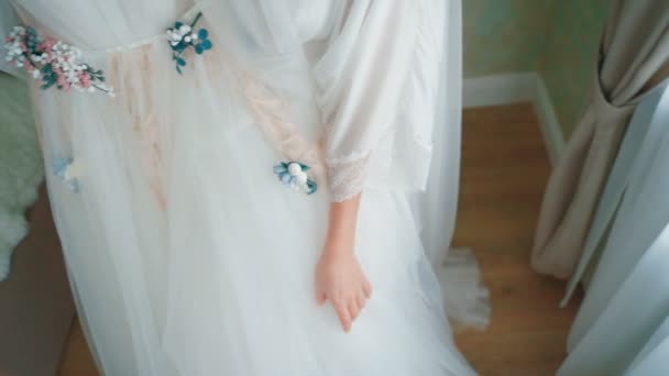 Primer plano de hermoso vestido de novia en el brazo de las novias — Vídeos de Stock