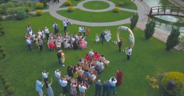 Ceremonia de boda. Decoración de ceremonia de boda. Video del dron. Vídeo aéreo — Vídeos de Stock