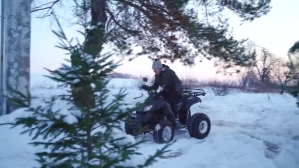 El hombre monta una motocicleta en un clima nevado — Vídeo de stock