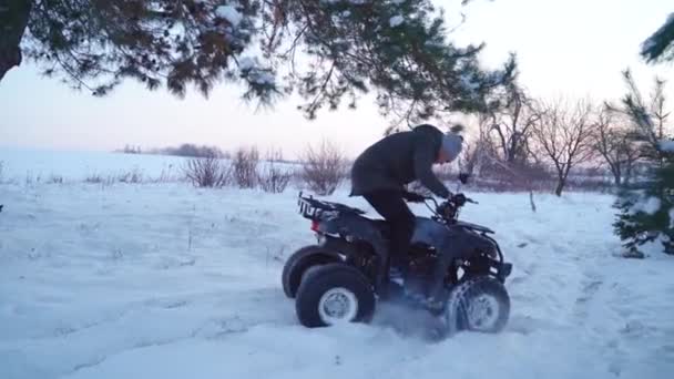 Facet na quadzie w zimie utknął w zaspie śnieżnej — Wideo stockowe