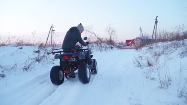 Egy fickó egy ATV-n télen a hóban ragadt. — Stock videók