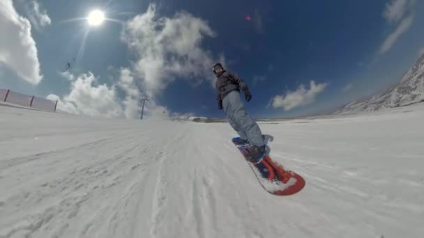 Muchacho de snowboard montando en montaña nevada. Sobrecaptura 3D 360 — Vídeos de Stock