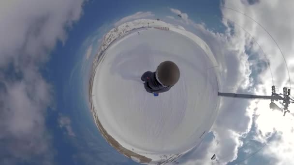 Αγόρι ιππασία γρήγορα σε snowboard σε χιονισμένο χιονοδρομικό κέντρο. 3D 360 πάνω από την προβολή σύλληψη από ψηλά — Αρχείο Βίντεο