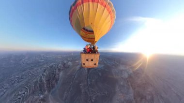 Kapadokya sıcak hava balonuyla uçuyor. 360 3D görüntü üzerine