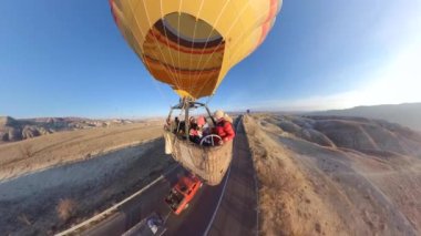 Kapadokya sıcak hava balonuyla uçuyor. 360 3D üzerinde yakalama