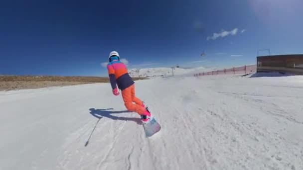 Сноубордистка катается на снегу на лыжном курорте. 3D 360 overcapture — стоковое видео