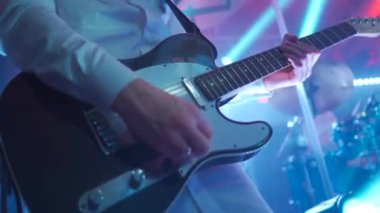 Açık hava konserinde akustik gitar çalan adam.