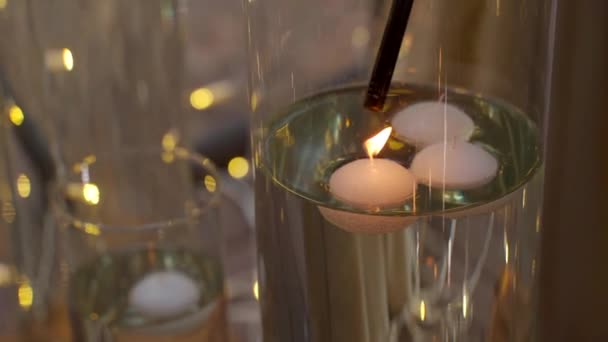 Красива скляна ваза з декором і палаючими свічками — стокове відео