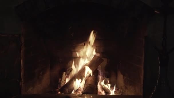 Płonący ogień w kominku — Wideo stockowe