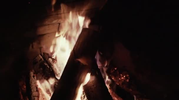 Spokojny, trzaskający ogień i popiół w kominku z cegły, w czasie rzeczywistym — Wideo stockowe