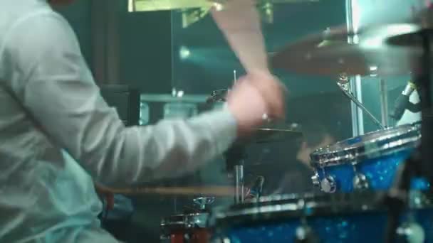 Drummer drumt op concert. — Stockvideo
