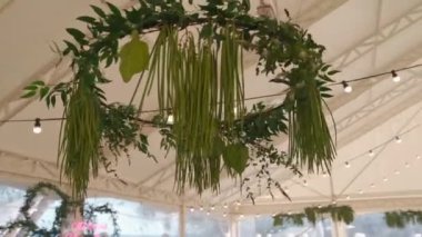 Düğünde çok güzel bir dekor. Yaprak avizesi