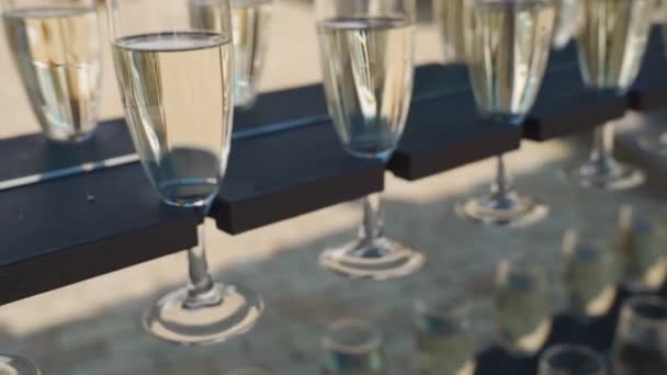 Шампанські окуляри на столі — стокове відео