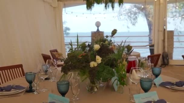 Hermosa decoración de la boda con flores en la mesa — Vídeos de Stock