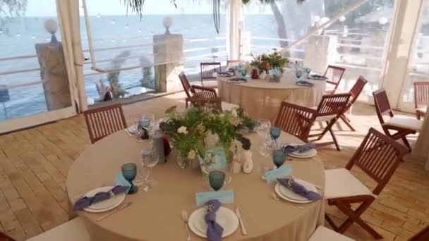 Piękny wystrój ślubny na stole — Wideo stockowe