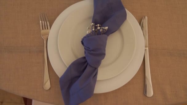 Bruiloft tafel serveren met bloemen. — Stockvideo