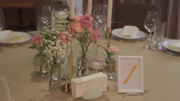 Decoración de la boda en la mesa — Vídeo de stock