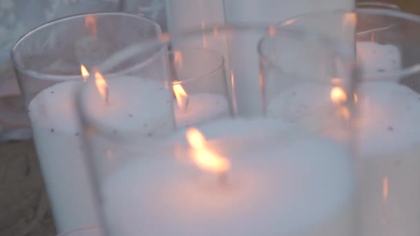 Красива скляна ваза з палаючими свічками — стокове відео