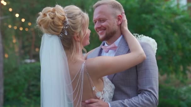Bride holds hand across grooms face — Vídeo de stock