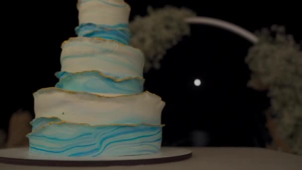 Wedding cake with romantic moon lighting behind — Αρχείο Βίντεο