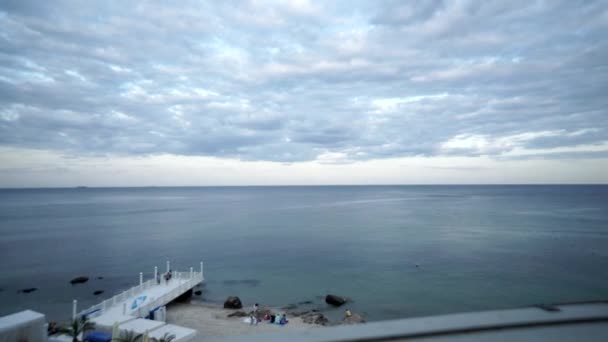 4k time lapse del mare e cielo blu, nuvole bianche si evolvono e cambiano forma, clima dinamico, bel paesaggio marino — Video Stock