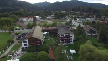 Almanya, Bavyera, Oberstdorf, Sonbaharda Freibergsee Gölü 'nün orman manzarası