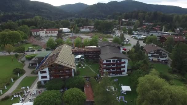 Alemania, Baviera, Oberstdorf, Drone vista de la orilla boscosa del lago Freibergsee en otoño — Vídeo de stock