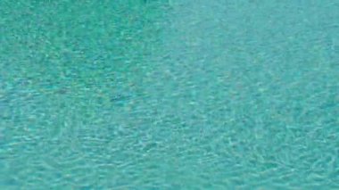 Dekoratif havuzda mavi su