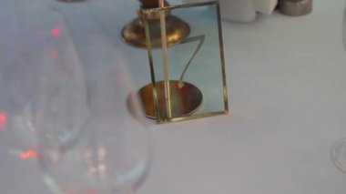 Masada iki cam bardak var. Kapat.