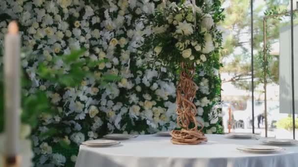 Blumen auf dem Hochzeitstisch. — Stockvideo