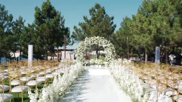 Arco de casamento de luxo com flores brancas — Vídeo de Stock