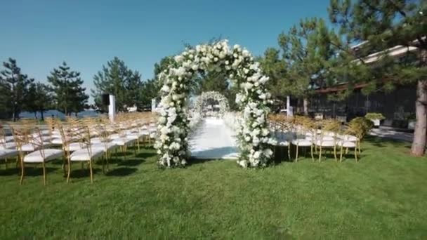 Роскошная свадебная арка из белых цветов — стоковое видео
