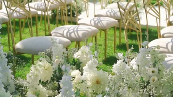 Cadeiras de casamento branco decorado com flores brancas — Vídeo de Stock