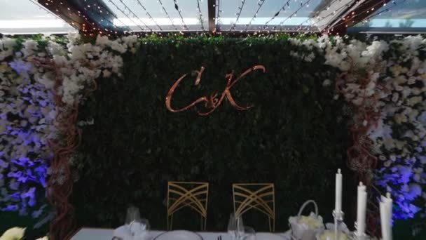 A mesa de noivos e noivos decorados com flores e lâmpadas. — Vídeo de Stock