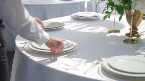 Um homem serve uma mesa de casamento — Vídeo de Stock