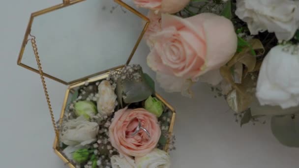 Весільна скринька з квітами і кільцями — стокове відео