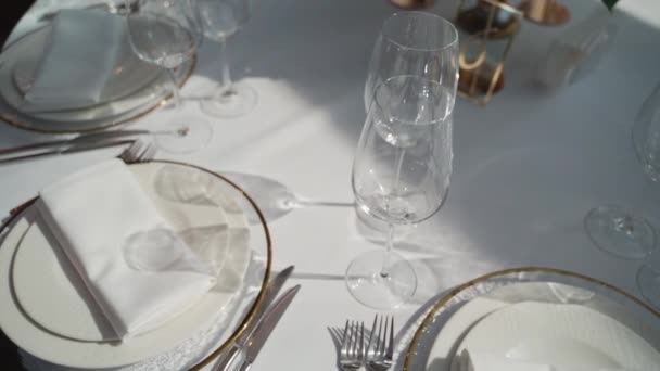 Mesa de casamento servindo com utensílios brancos — Vídeo de Stock