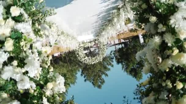 Luxus-Hochzeitsbogen in weißen Farben. Walzendreher — Stockvideo