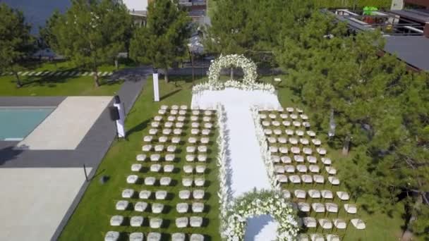 Arco de casamento de luxo em cores brancas. Vista para drones — Vídeo de Stock