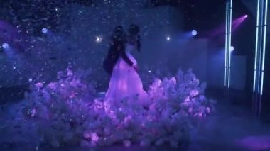 Damat gelini kucağına alır ve bir sürü lazer projeksiyon konfetisinin ve fantastik ışığın etrafına sarar..