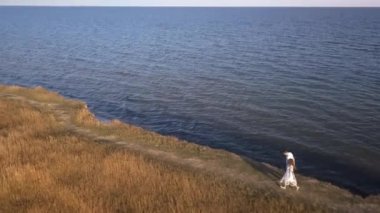 Genç mutlu çift adada plaj boyunca koşar.