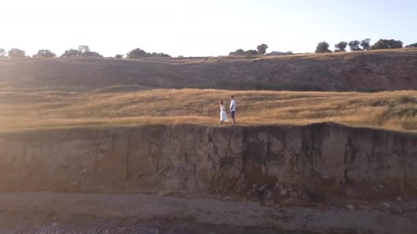 Casal amoroso na costa. História de amor. Casal no pôr do sol. — Vídeo de Stock