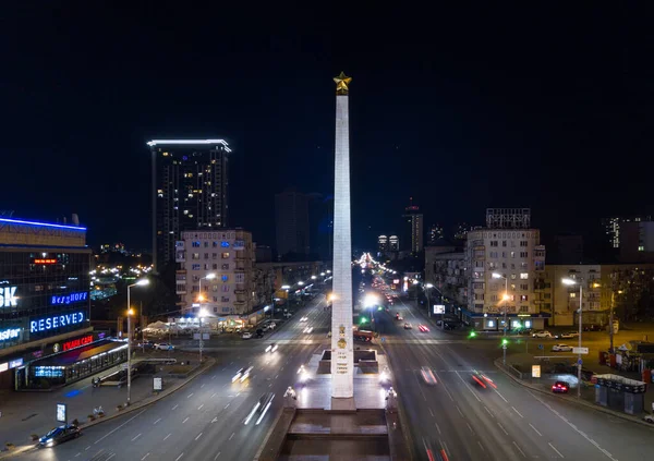 Gece Şehri Kiev. Heykel gece yanıyor..
