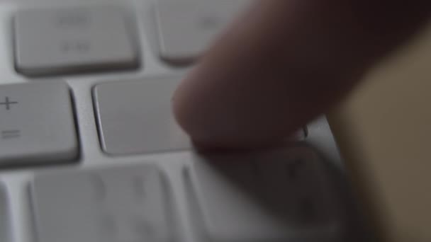 Nahaufnahme der weißen Computertastatur und Löschen-Taste. — Stockvideo