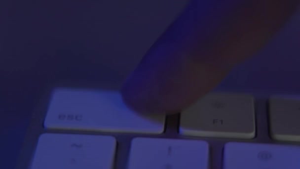 Detailní záběr, prst rychle a mnohokrát stiskne klávesnici esc, blikající policejní blikač — Stock video