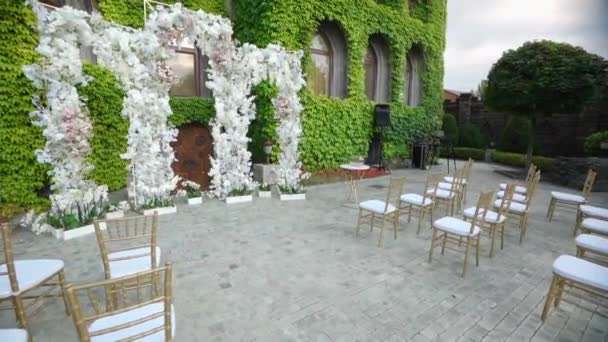 Ceremonia de boda en el antiguo castillo, arco de boda cerca de un hermoso castillo — Vídeo de stock