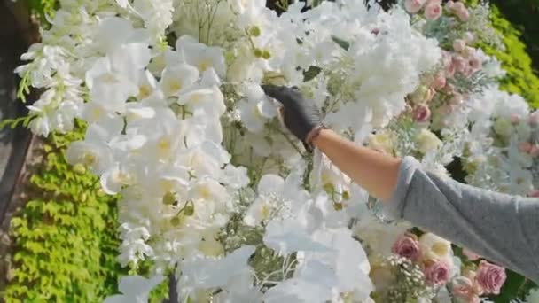 Decorador faz arco de casamento de flores — Vídeo de Stock