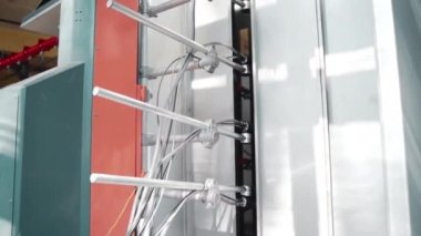 Fabrikada çalışan bir makine.