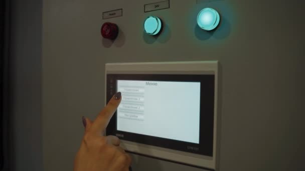 Steuerung schaltet Licht an Produktionsmaschinen ein — Stockvideo